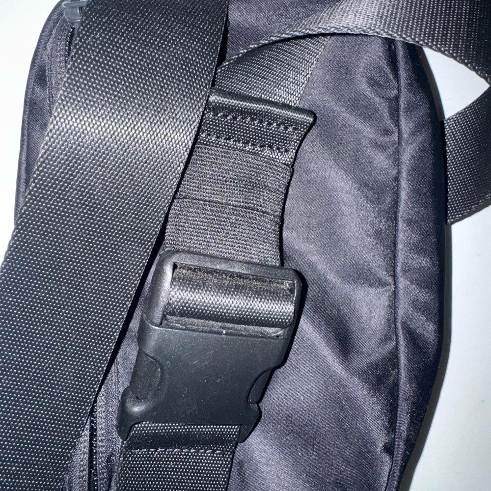 Lulu lemon Black Crossbody Bag - Picture 3 of 3